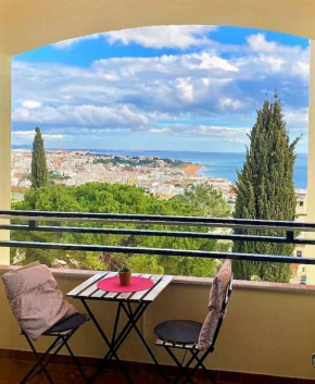 Studio with great sea view, near the beach, with AC and pools